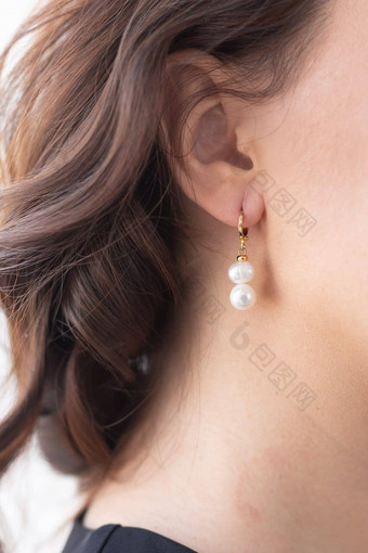 魅力美珠宝奢侈品概念关闭美丽的女人脸珍珠耳环