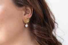魅力美珠宝奢侈品概念关闭美丽的女人脸珍珠耳环
