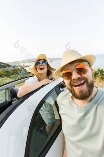 浪漫的夫妇使自拍智能手机相机租赁Cabrio车海洋海海滩享受夏天假期采取<strong>图片细胞</strong>休息海周末