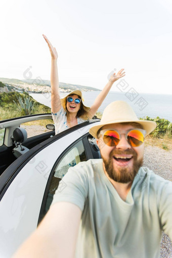 浪漫的夫妇使自拍智能手机相机租赁Cabrio车海洋海海滩享受夏天假期采取<strong>图片细胞</strong>休息海周末