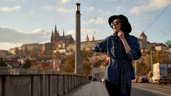 时尚的美丽的年轻的女人耳索黑色的他布拉格桥布拉格城堡布拉格城堡背景优雅的复古的夫人细艺术肖像