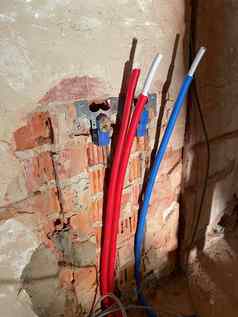 红色的蓝色的波纹管道电线石膏板墙