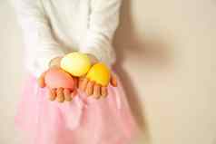 孩子们手持有色彩斑斓的复活节鸡蛋快乐复活节准备复活节春天