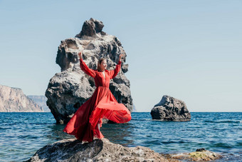 女人旅行海快乐旅游长红色的衣服享受采取图片在户外记忆女人旅行者摆姿势海滩海包围火山山分享旅行冒险旅程