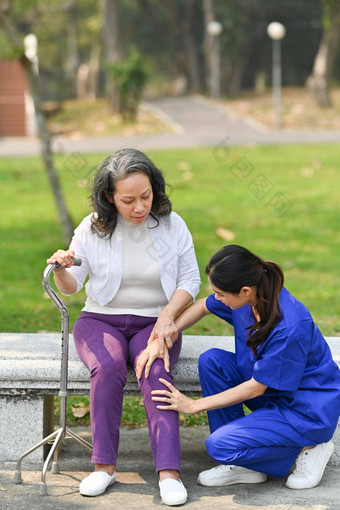 积极的女护士统一的采取护理高级女人花园首页护理援助康复概念