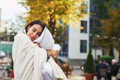年轻的女人睡衣在户外街大城市