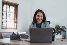 业务记账女人计算器数学金融木桌子上办公室业务工作背景税会计统计数据分析研究概念