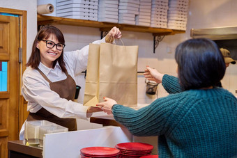 女人餐厅工人发行<strong>订单外卖</strong>食物纸袋