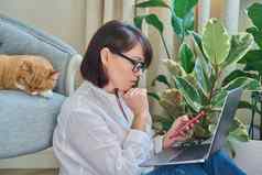 成熟的女人坐着首页智能手机移动PC