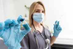 生物危害疫情中国人冠状病毒女人保护面具持有注射注射器疫苗疫苗流感冠状病毒埃博拉病毒
