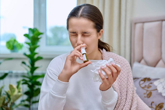 十几岁的女孩流鼻涕的鼻子治疗鼻炎鼻子滴喷雾