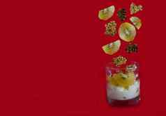 酸奶甜点猕猴桃水果格兰诺拉麦片船只服务玻璃悬浮对象
