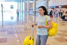 中间岁的女人机场终端行李手提箱