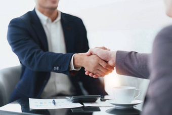 业务合作伙伴关系握手会议房间企业协作成功的握手好交易