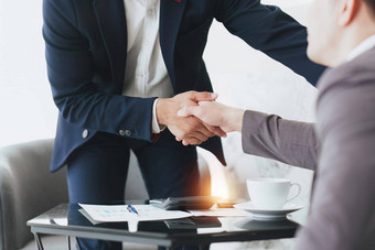 业务合作伙伴关系握手会议房间企业协作成功的握手好交易