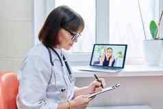 一般医生医生会说话的视频会议女病人