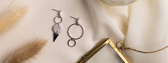 横幅优雅的珠宝集银耳环复制空间珠宝集极简主义风格手工制作的珠宝概念