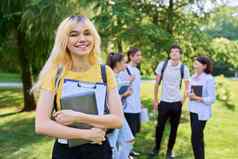 女学生年教科书背包学校公园