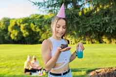 生日十几岁的女孩节日他蛋糕蜡烛户外聚会，派对
