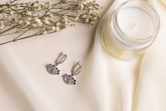 优雅的珠宝集银耳环宝石珠宝集极简主义风格手工制作的珠宝概念