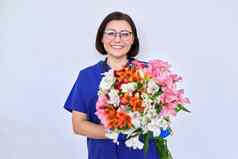女人医生护士蓝色的花束花光背景