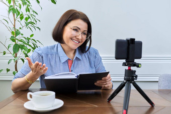 女人<strong>老师</strong>导师心理学家网络摄像头智能手机会说话的咨询