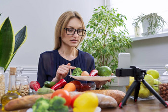 女人<strong>营养</strong>学家记录视频健康的食物<strong>营养</strong>