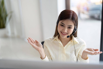 肖像快乐微笑女客户支持电话操作符工作场所微笑美丽的亚洲女人工作调用中心