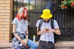 夫妇趋势青少年朋友智能手机城市街