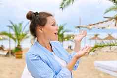 积极的女旅行顾问海边度假胜地会说话的网络摄像头