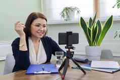 女人心理学家专业辅导员给视频咨询记录视频广播