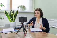 女人心理学家专业辅导员给视频咨询记录视频广播