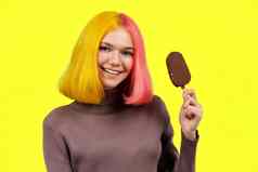 时尚女孩巧克力冰奶油坚持黄色的背景