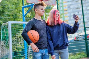 夫妇青少年篮球街法院采取自拍照片智能手机