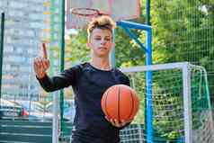 孩子少年篮球球显示拇指注意标志手手势