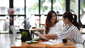 业务女人年轻的企业家会议会说话的项目启动业务项目概念