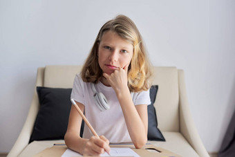 肖像一年学生孩子女孩坐着桌子上铅笔手