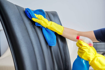首页清洁女人手套破布喷雾洗涤剂洗皮革椅子