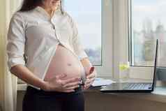 视频闲谈，聊天调用怀孕了快乐女人显示大肚子移动PC网络摄像头