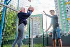 青少年的家伙女孩户外篮球法院玩街篮球