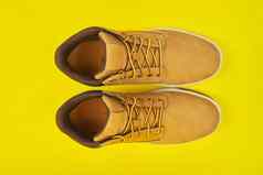 犯罪皮革棕色（的）防水徒步旅行冬天秋天靴子黄色的背景