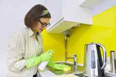 女人清洁厨房海绵瓶洗涤剂