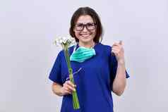 微笑成熟的女人医生护士花束花礼物庆祝活动医疗工人一天