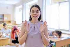 年轻的女人老师类十几岁的学生会说话的手势相机