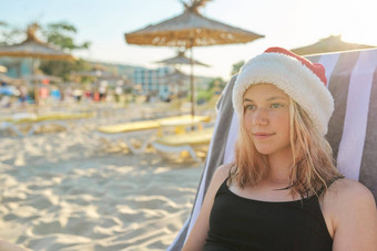 美丽的十几岁的女孩圣诞老人他海滩太阳<strong>懒人</strong>复制空间