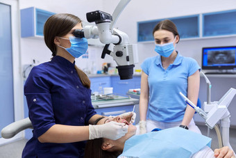 医疗保健牙科医学女人医生牙医对待牙齿
