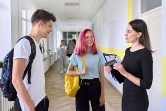集团十几岁的学生会说话的女老师学校走廊