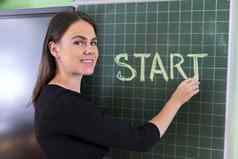 回来学校女人老师写粉笔黑板上词开始