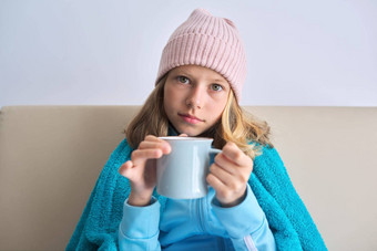 冷季节秋天冬天女孩孩子坐着首页杯子热茶