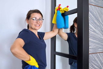 房子清洁成熟的女人清洗首页生活房间